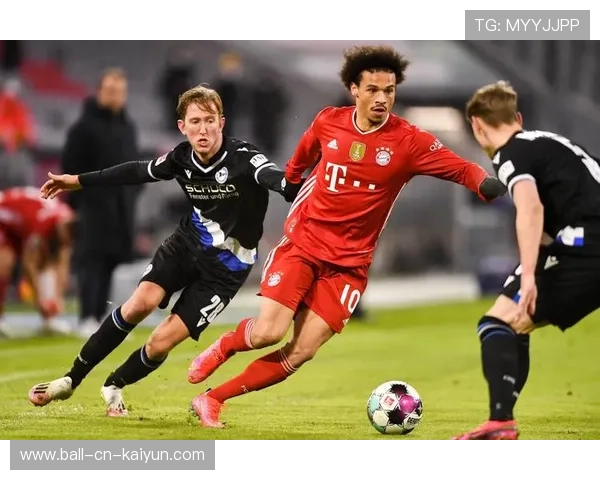 德甲拜仁中路压制彻底掌控比赛,三分到手