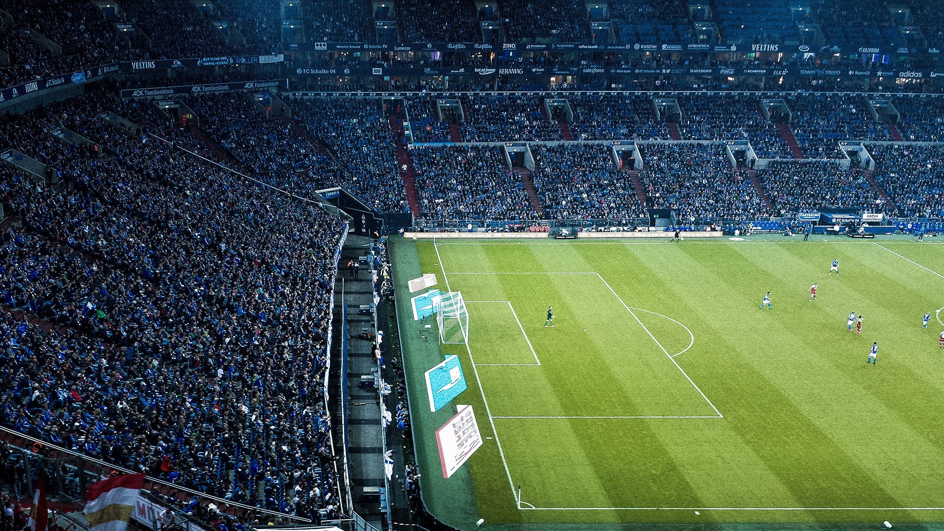 “高新体育中心：羽毛球赛场上演速度与力量的巅峰较量”